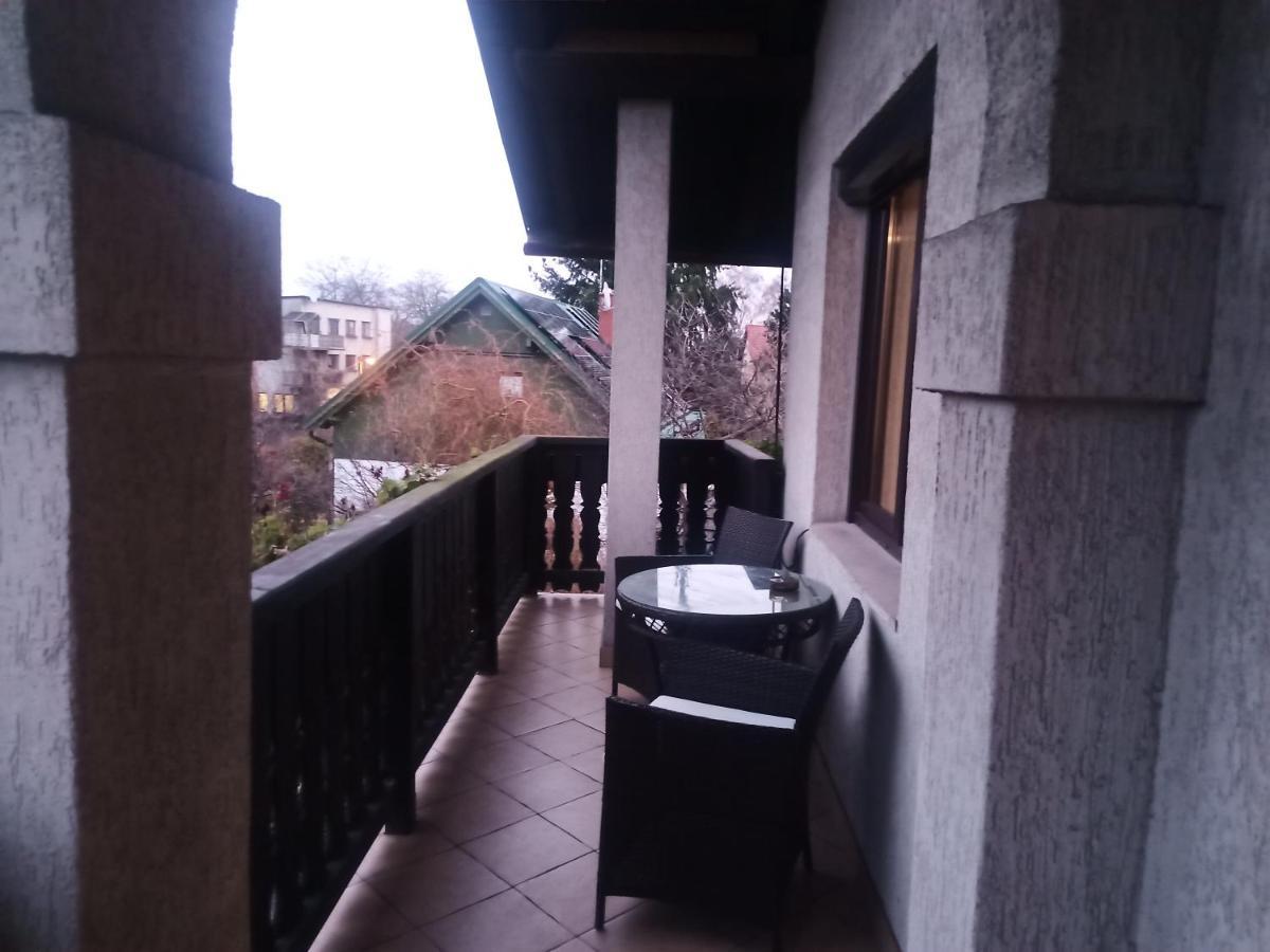 Pokój w domu z dużym ogrodem Cracóvia Exterior foto