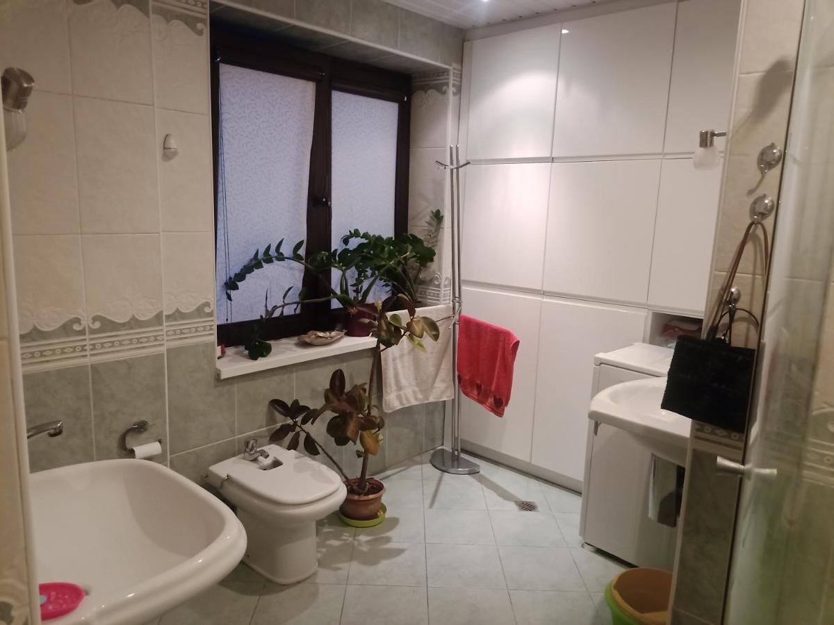 Pokój w domu z dużym ogrodem Cracóvia Exterior foto