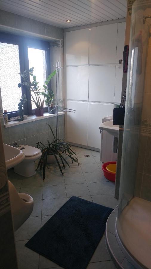 Pokój w domu z dużym ogrodem Cracóvia Exterior foto